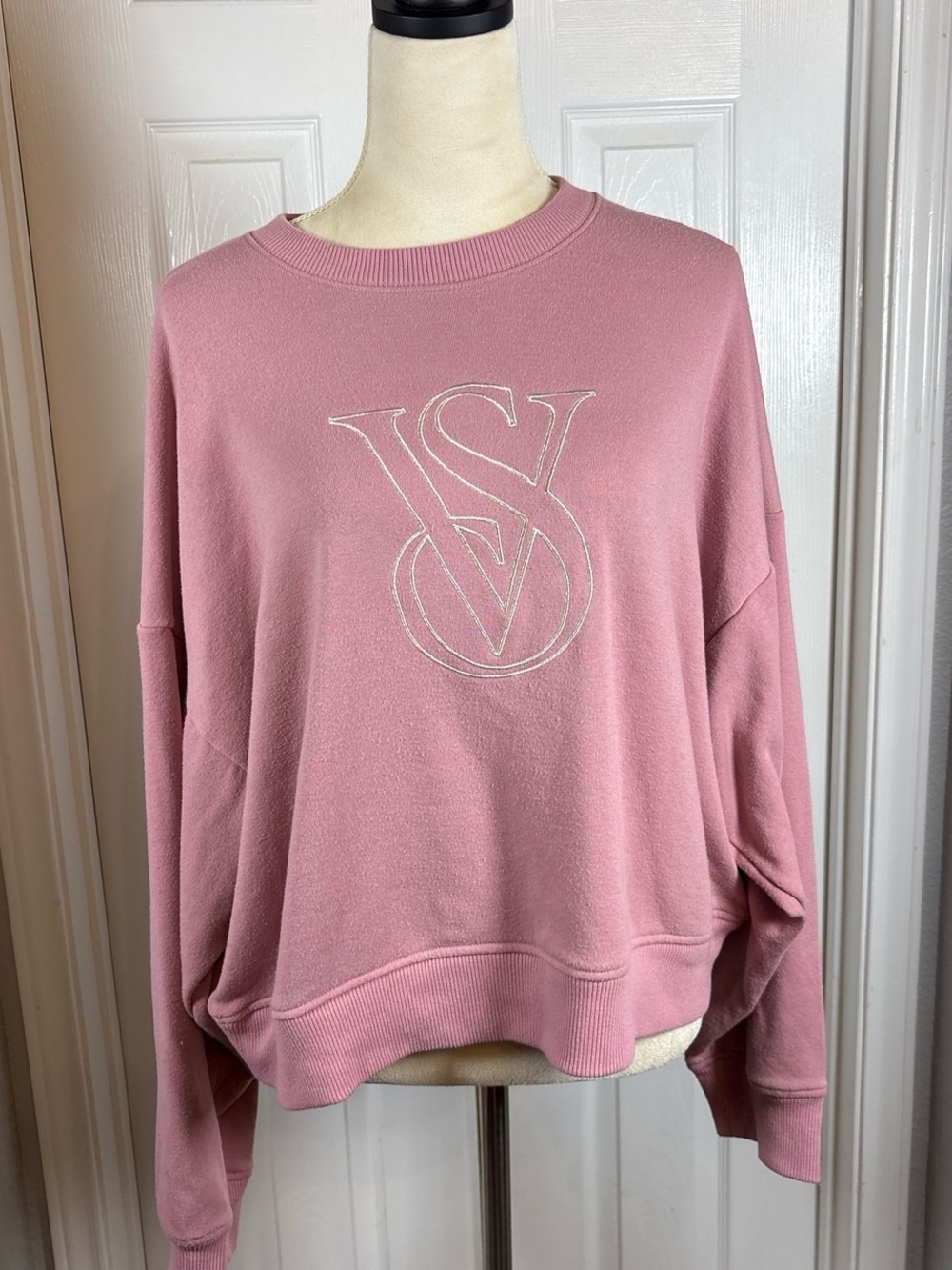 Relaxed Pink Victoria’s Secret On Point Crewneck Sweatshirt with VS Logo